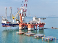 The offshore lifting platform "Boqiang 3060" lifts equipment for the offshore energy island project in the sea area of Yantai High-tech Zone...