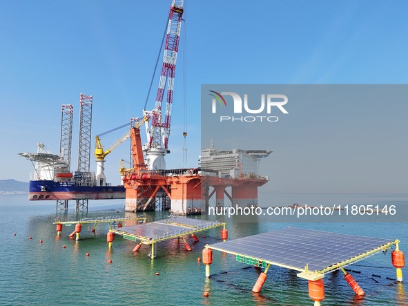 The offshore lifting platform "Boqiang 3060" lifts equipment for the offshore energy island project in the sea area of Yantai High-tech Zone...