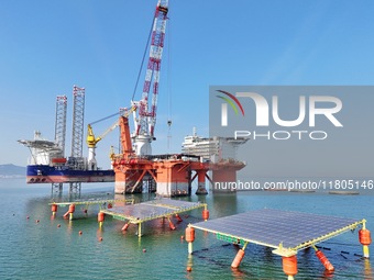 The offshore lifting platform "Boqiang 3060" lifts equipment for the offshore energy island project in the sea area of Yantai High-tech Zone...