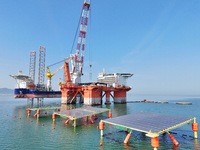 The offshore lifting platform "Boqiang 3060" lifts equipment for the offshore energy island project in the sea area of Yantai High-tech Zone...