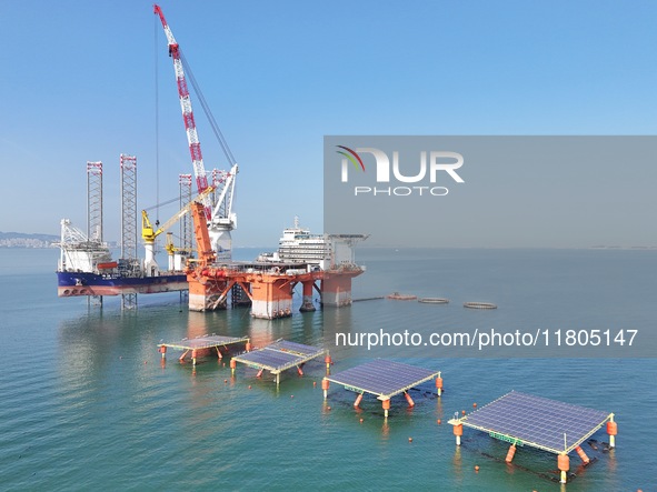 The offshore lifting platform "Boqiang 3060" lifts equipment for the offshore energy island project in the sea area of Yantai High-tech Zone...