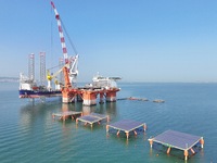 The offshore lifting platform "Boqiang 3060" lifts equipment for the offshore energy island project in the sea area of Yantai High-tech Zone...