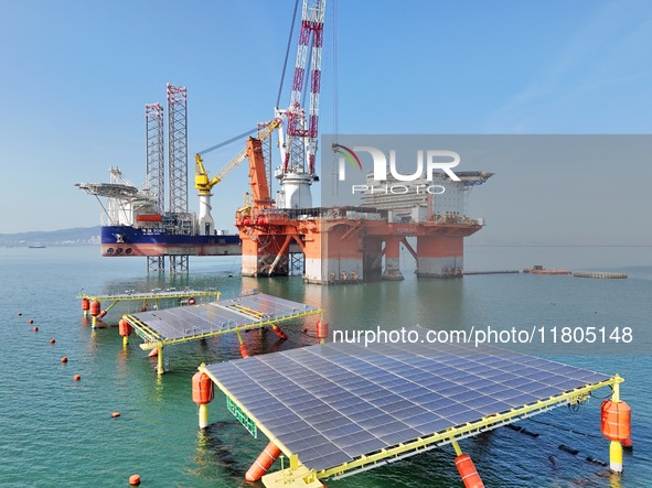 The offshore lifting platform "Boqiang 3060" lifts equipment for the offshore energy island project in the sea area of Yantai High-tech Zone...