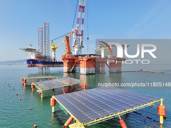 The offshore lifting platform "Boqiang 3060" lifts equipment for the offshore energy island project in the sea area of Yantai High-tech Zone...