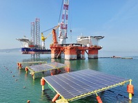 The offshore lifting platform "Boqiang 3060" lifts equipment for the offshore energy island project in the sea area of Yantai High-tech Zone...