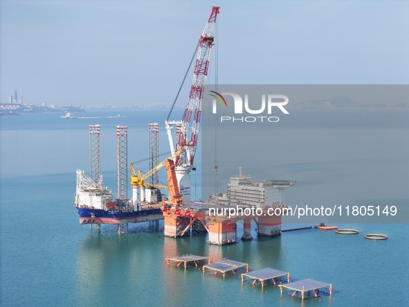 The offshore lifting platform "Boqiang 3060" lifts equipment for the offshore energy island project in the sea area of Yantai High-tech Zone...