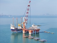 The offshore lifting platform "Boqiang 3060" lifts equipment for the offshore energy island project in the sea area of Yantai High-tech Zone...