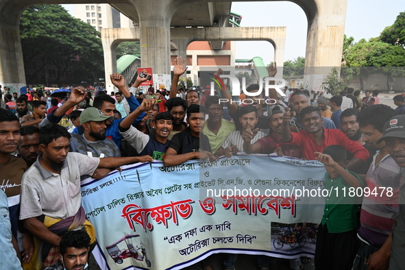 Battery-run Rickshaw Drivers Blocked A Key Road Intersection Demanding That The High Court Order To Stop Battery-run Rickshaw From Playing T...