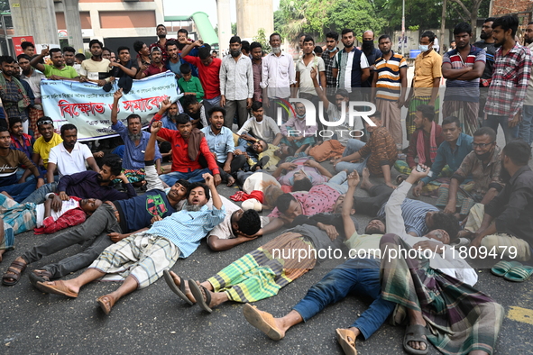 Battery-run Rickshaw Drivers Blocked A Key Road Intersection Demanding That The High Court Order To Stop Battery-run Rickshaw From Playing T...