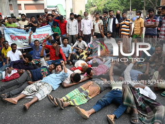 Battery-run Rickshaw Drivers Blocked A Key Road Intersection Demanding That The High Court Order To Stop Battery-run Rickshaw From Playing T...