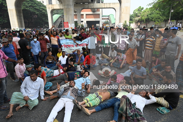 Battery-run Rickshaw Drivers Blocked A Key Road Intersection Demanding That The High Court Order To Stop Battery-run Rickshaw From Playing T...