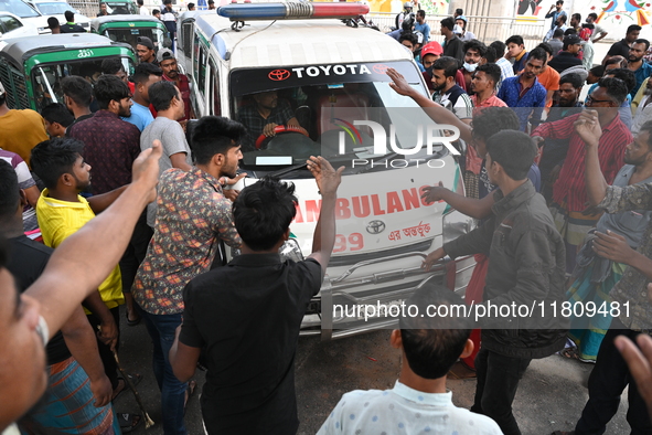 Battery-run Rickshaw Drivers Blocked A Key Road Intersection Demanding That The High Court Order To Stop Battery-run Rickshaw From Playing T...