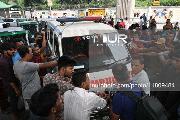 Battery-run Rickshaw Drivers Blocked A Key Road Intersection Demanding That The High Court Order To Stop Battery-run Rickshaw From Playing T...