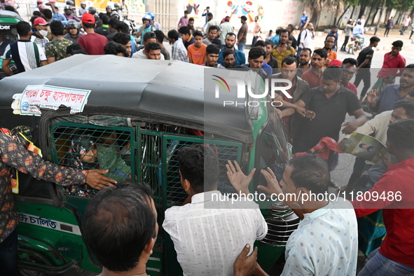 Battery-run Rickshaw Drivers Blocked A Key Road Intersection Demanding That The High Court Order To Stop Battery-run Rickshaw From Playing T...