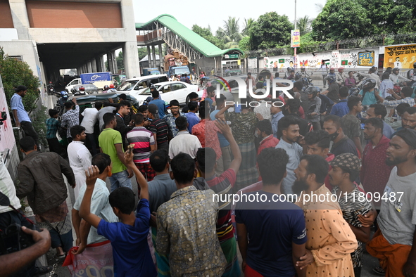 Battery-run Rickshaw Drivers Blocked A Key Road Intersection Demanding That The High Court Order To Stop Battery-run Rickshaw From Playing T...