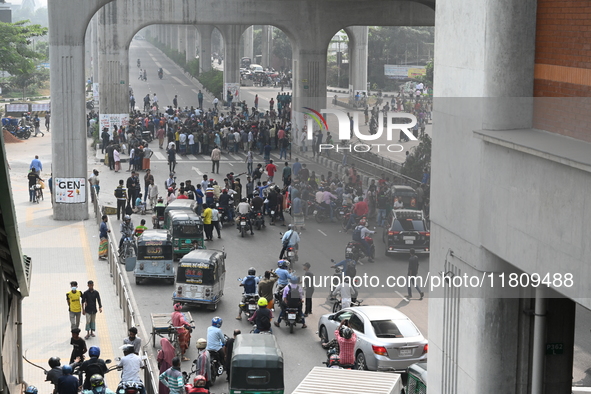 Battery-run Rickshaw Drivers Blocked A Key Road Intersection Demanding That The High Court Order To Stop Battery-run Rickshaw From Playing T...