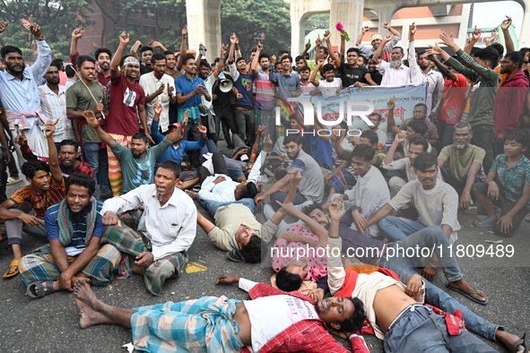 Battery-run Rickshaw Drivers Blocked A Key Road Intersection Demanding That The High Court Order To Stop Battery-run Rickshaw From Playing T...