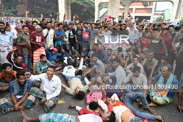 Battery-run Rickshaw Drivers Blocked A Key Road Intersection Demanding That The High Court Order To Stop Battery-run Rickshaw From Playing T...