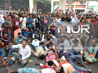 Battery-run Rickshaw Drivers Blocked A Key Road Intersection Demanding That The High Court Order To Stop Battery-run Rickshaw From Playing T...