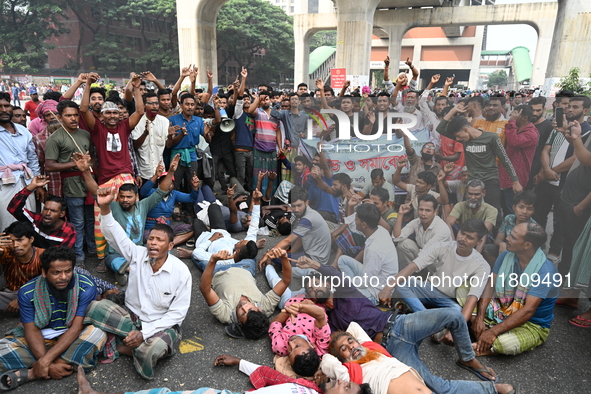 Battery-run Rickshaw Drivers Blocked A Key Road Intersection Demanding That The High Court Order To Stop Battery-run Rickshaw From Playing T...