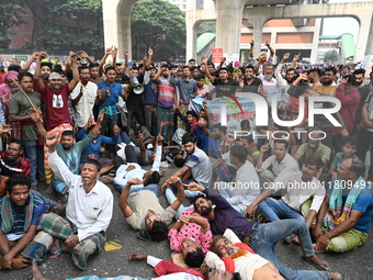 Battery-run Rickshaw Drivers Blocked A Key Road Intersection Demanding That The High Court Order To Stop Battery-run Rickshaw From Playing T...