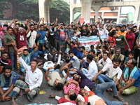 Battery-run Rickshaw Drivers Blocked A Key Road Intersection Demanding That The High Court Order To Stop Battery-run Rickshaw From Playing T...