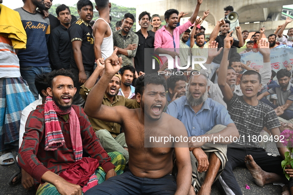 Battery-run Rickshaw Drivers Blocked A Key Road Intersection Demanding That The High Court Order To Stop Battery-run Rickshaw From Playing T...