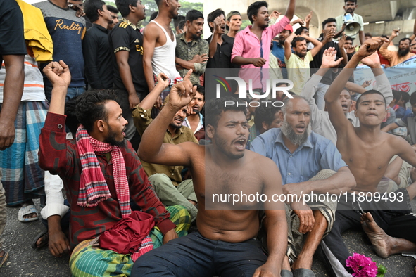 Battery-run Rickshaw Drivers Blocked A Key Road Intersection Demanding That The High Court Order To Stop Battery-run Rickshaw From Playing T...