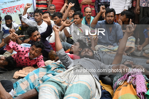 Battery-run Rickshaw Drivers Blocked A Key Road Intersection Demanding That The High Court Order To Stop Battery-run Rickshaw From Playing T...