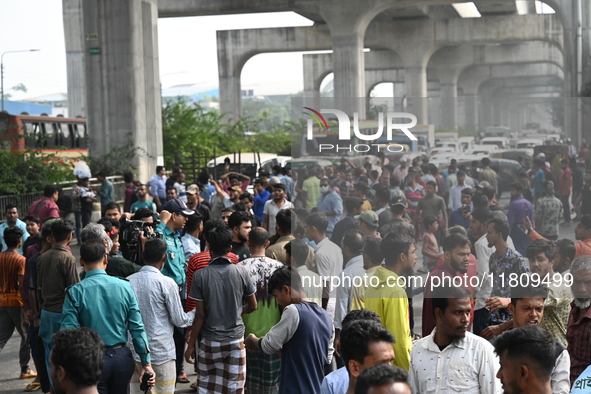 Battery-run Rickshaw Drivers Blocked A Key Road Intersection Demanding That The High Court Order To Stop Battery-run Rickshaw From Playing T...