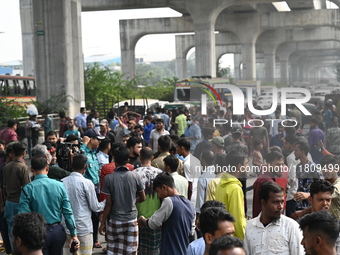 Battery-run Rickshaw Drivers Blocked A Key Road Intersection Demanding That The High Court Order To Stop Battery-run Rickshaw From Playing T...