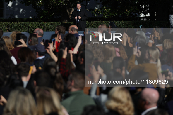 A U.S. Secret Service agent watches a crowd at the 77th anniversary of the National Thanksgiving Turkey presentation, pardoning two turkeys,...