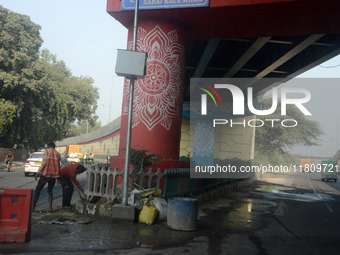 People walk on the foot over bridge during smoggy conditions in New Delhi, India, on November 24, 2024. (