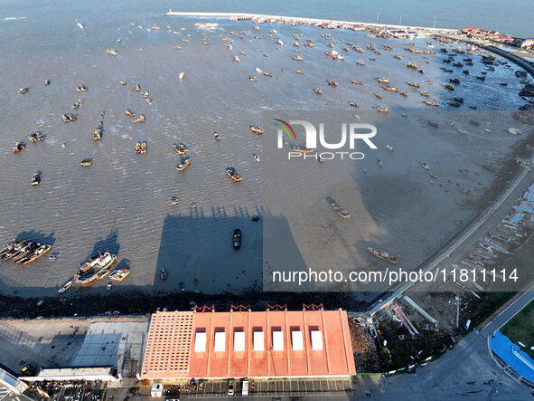 Fishing boats berth in the harbor to take shelter from the cold wave and wind at the central fishing port of Liandao in Lianyungang, Jiangsu...