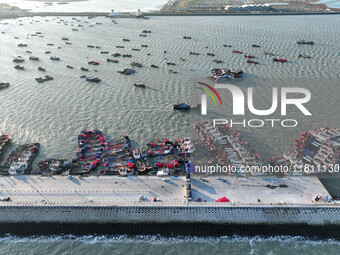 Fishing boats berth in the harbor to take shelter from the cold wave and wind at the central fishing port of Liandao in Lianyungang, Jiangsu...