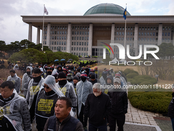 Over 100 members of the Cargo Truckers' Solidarity Division under the Korean Confederation of Trade Unions Public Transport Workers' Union l...