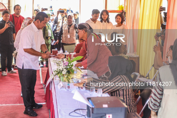 People participate in the simultaneous regional election at a polling station in Semarang, Central Java Province, on November 27, 2024. Indo...