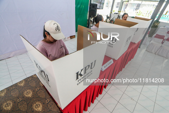 Inmates participate in the simultaneous regional election at a polling station in a prison in Semarang, Central Java Province, on November 2...