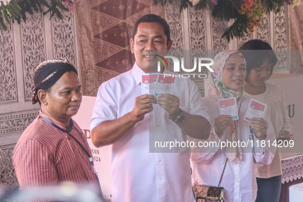 People participate in the simultaneous regional election at a polling station in Semarang, Central Java Province, on November 27, 2024. Indo...