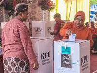 People participate in the simultaneous regional election at a polling station in Semarang, Central Java Province, on November 27, 2024. Indo...