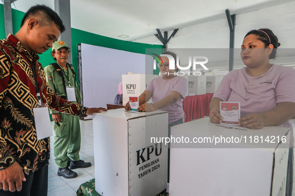 Inmates participate in the simultaneous regional election at a polling station in a prison in Semarang, Central Java Province, on November 2...