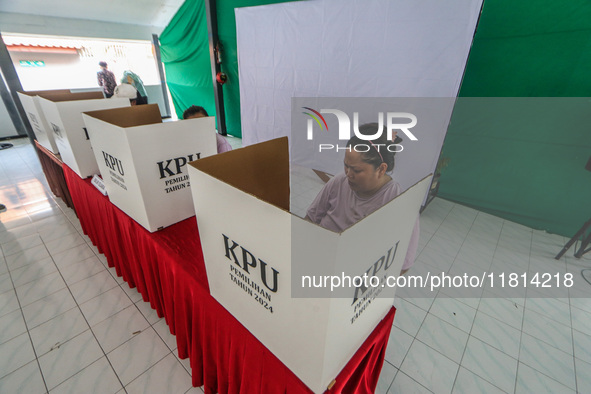 Inmates participate in the simultaneous regional election at a polling station in a prison in Semarang, Central Java Province, on November 2...