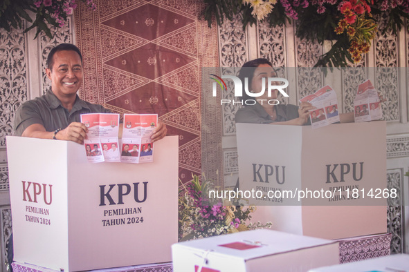 Central Java Province's gubernatorial candidate and former TNI Commander General Andika Perkasa shows the ballot papers while voting at a si...