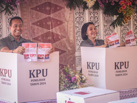 Central Java Province's gubernatorial candidate and former TNI Commander General Andika Perkasa shows the ballot papers while voting at a si...