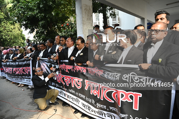 Lawyers Of The Supreme Court Stage A Protest Demanded The Arrest Of Those Involved In The Brutal Killing Of Advocate Saiful Islam Alif In Ch...