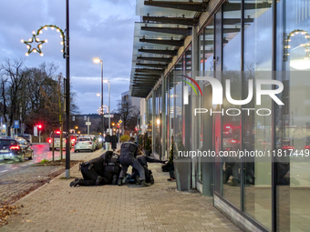 Police officers overpower a man on Bahnhofstrasse on November 28, 2024 (