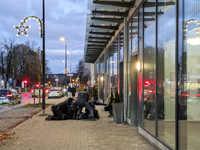 Police officers overpower a man on Bahnhofstrasse on November 28, 2024 (