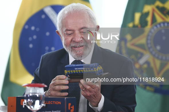 The President of Brazil, Luiz Inacio Lula da Silva, participates in the signing ceremony of an addendum for the Transnordestina railway work...