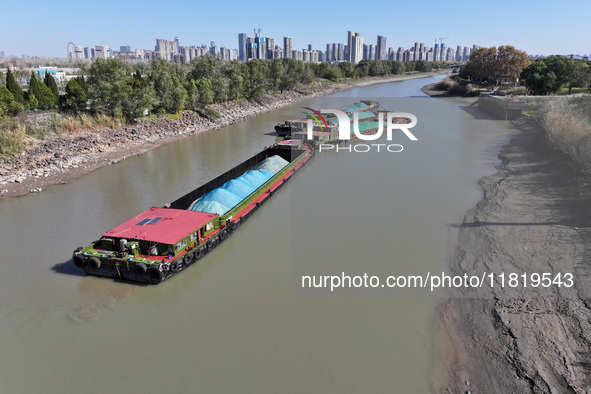 The low water period of the Xinhe River of the Qinhuai River causes multiple ships to be stranded as the water level of the Yangtze River de...