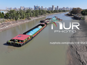 The low water period of the Xinhe River of the Qinhuai River causes multiple ships to be stranded as the water level of the Yangtze River de...